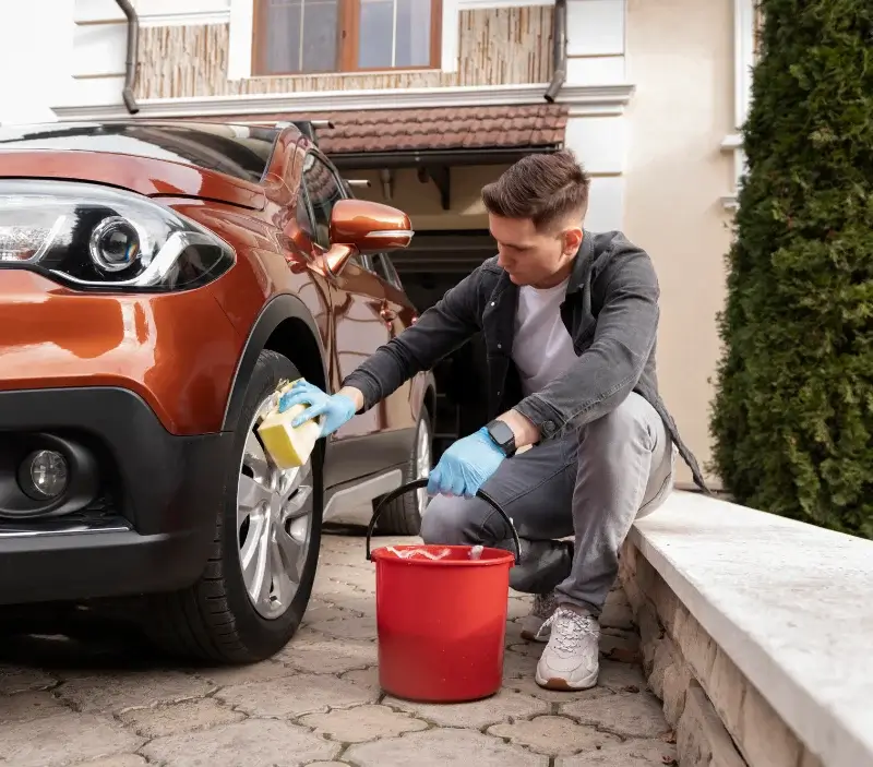 Lavage auto à domicile Pléboulle : professionnel intervenant sur un véhicule